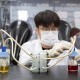 [사진자료]_연구원이_유기활물질_기반_흐름_전지를_조립하고_있다-2.jpg
