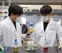 [사진자료]_연구진이_개발한_유기_활물질을_들고_있다.jpg