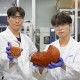 [사진자료]_펠렛형태로_성형한_레드머드_촉매(좌)와_산업폐기물_레드머드_원재료(우).jpg